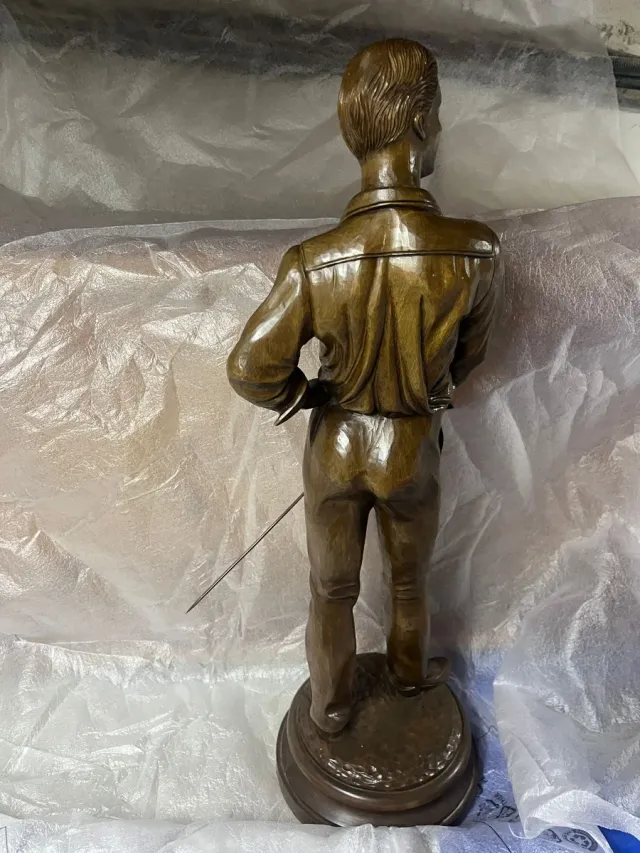 Scultura antica di spadaccino in legno intagliato