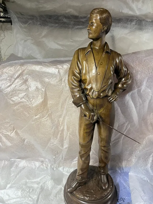 Scultura antica di spadaccino in legno intagliato