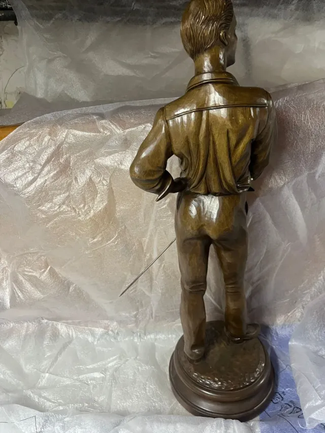 Scultura antica di spadaccino in legno intagliato