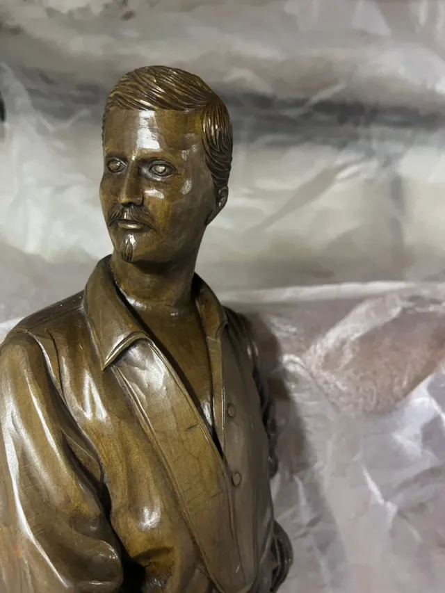 Scultura antica di spadaccino in legno intagliato