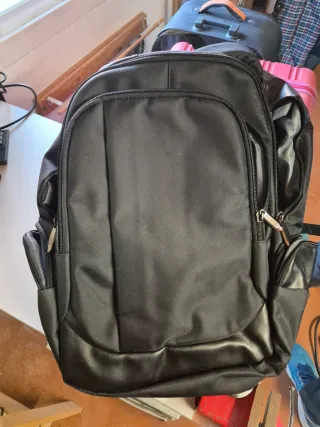 Mochila negra con múltiples bolsillos