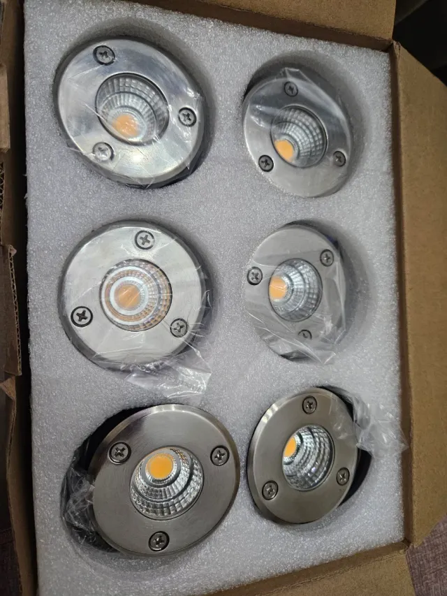 Faretti LED da terra impermeabili (confezione da 6). Offerta.