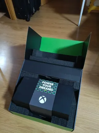 Vendo XBOX SERIES X, nella sua confezione.