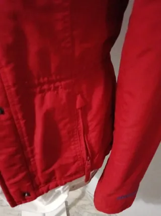 Chaqueta roja con capucha para mujer