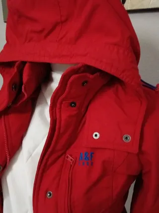 Chaqueta roja con capucha para mujer