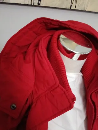 Chaqueta roja con capucha para mujer