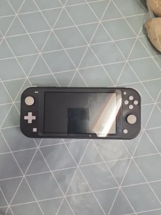 Nintendo Switch Lite grigia e bianca con custodia