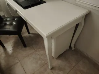 Escritorio blanco con silla polipiel negra .
