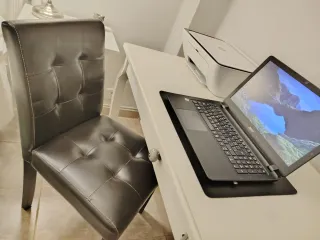 Escritorio blanco con silla polipiel negra .