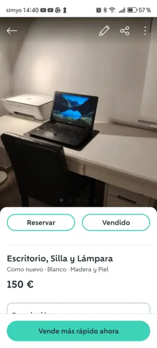 Escritorio blanco con silla polipiel negra .