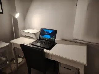 Escritorio blanco con silla polipiel negra .