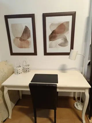 Escritorio blanco con silla polipiel negra .