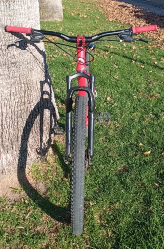 Bicicleta de montaña roja Racer