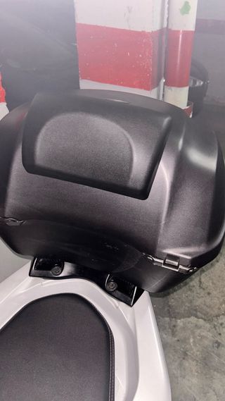 Honda PCX 125 Blanca con Baúl