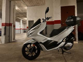 Honda PCX 125 Blanca con Baúl