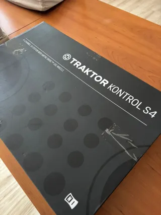 Controladora DJ Traktor Kontrol S4 MK3