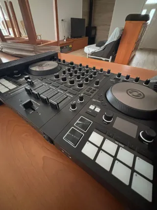 Controladora DJ Traktor Kontrol S4 MK3