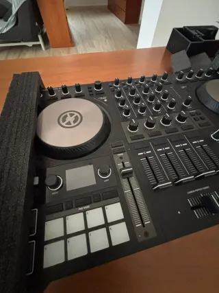 Controladora DJ Traktor Kontrol S4 MK3