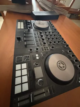 Controladora DJ Traktor Kontrol S4 MK3