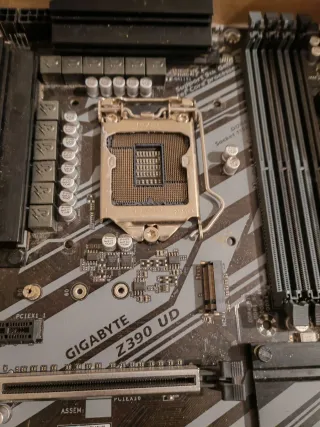 Placa Base Gigabyte Z390 UD sinnplaca trasera i/o