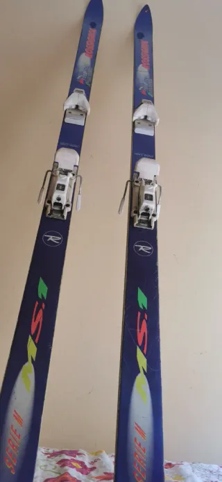 Esquís Rossignol con fijaciones