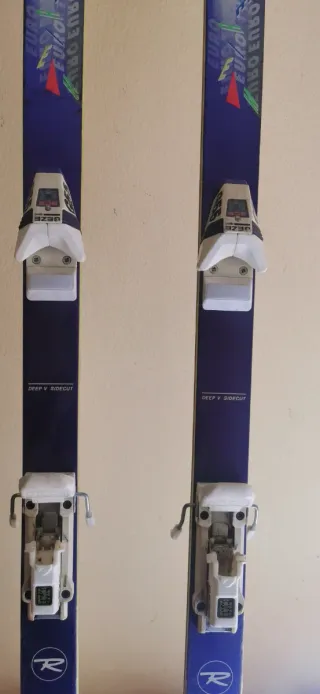 Esquís Rossignol con fijaciones