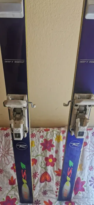 Esquís Rossignol con fijaciones