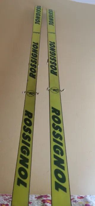 Esquís Rossignol con fijaciones