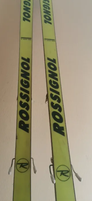 Esquís Rossignol con fijaciones