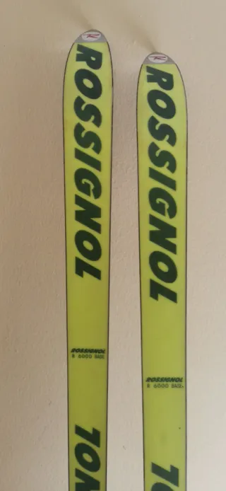 Esquís Rossignol con fijaciones