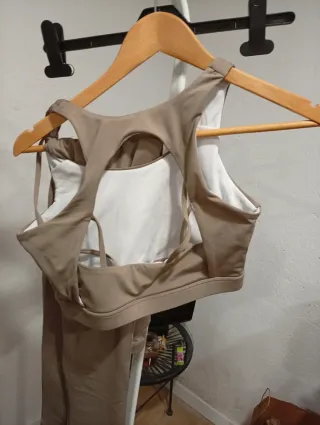 Conjunto deportivo beige es súper buena calidad