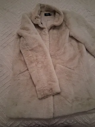 Abrigo blanco de pelo sintético