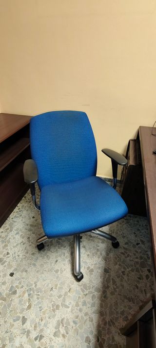 Sillas de oficina azul y plateado