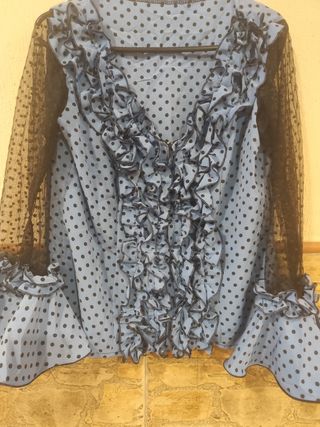 Blusa celeste lunares negros volantes