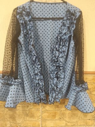 Blusa celeste lunares negros volantes