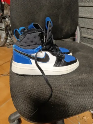 Jordan 1 Negro, Azul y Blanco