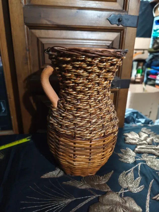 Jarrón antigo de vime e argila