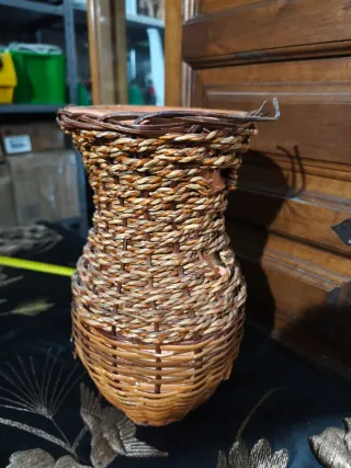 Jarrón antiguo de mimbre y arcilla