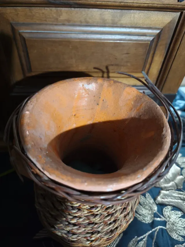 Jarrón antigo de vime e argila