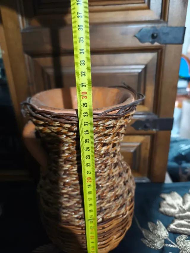 Jarrón antigo de vime e argila