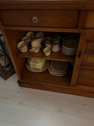 Aparador de salón de madera y cristal