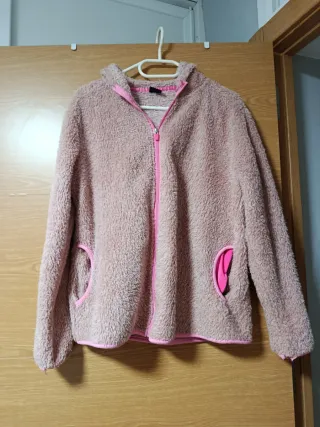 Chaqueta pelitos rosa con cremallera