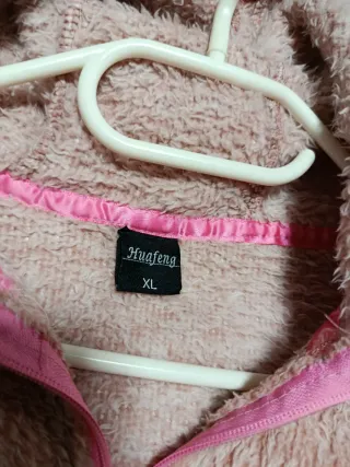 Chaqueta pelitos rosa con cremallera