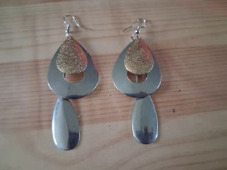 Orecchini pendenti a goccia color oro e argento