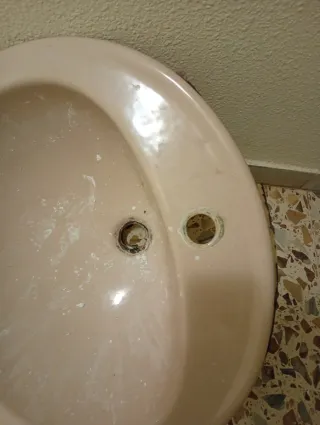 Lavabo de cerámica rosa