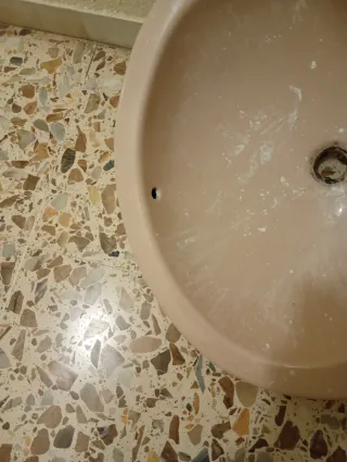 Lavabo de cerámica rosa