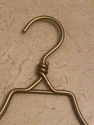 stock Perchas doradas de aluminio