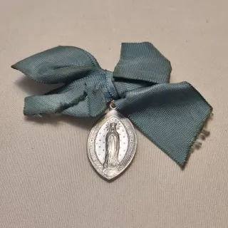 Medalla religiosa antigua 1900 con cinta