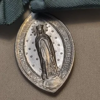 Medalla religiosa antigua 1900 con cinta