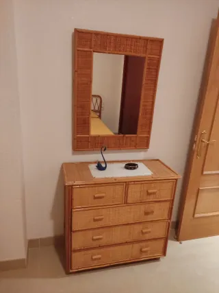 Cama doble con cabecero de ratán